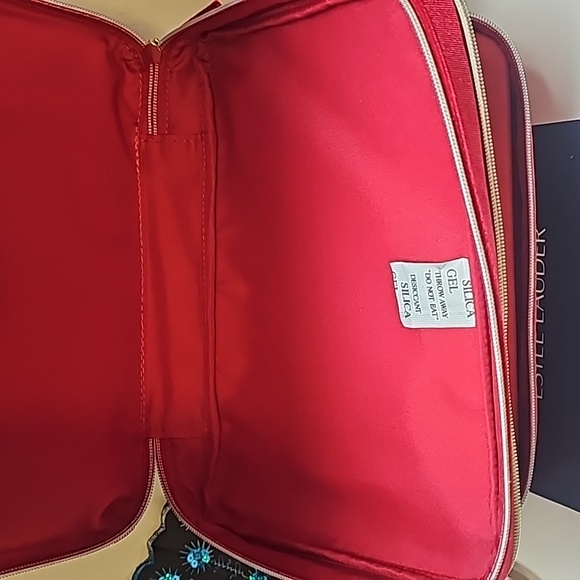 Estee Lauder 2024 Gift Set - Picture 2 of 6